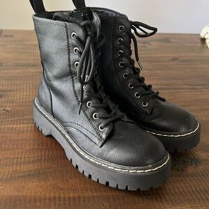 Black combat boot size 6. Sincerely Jules